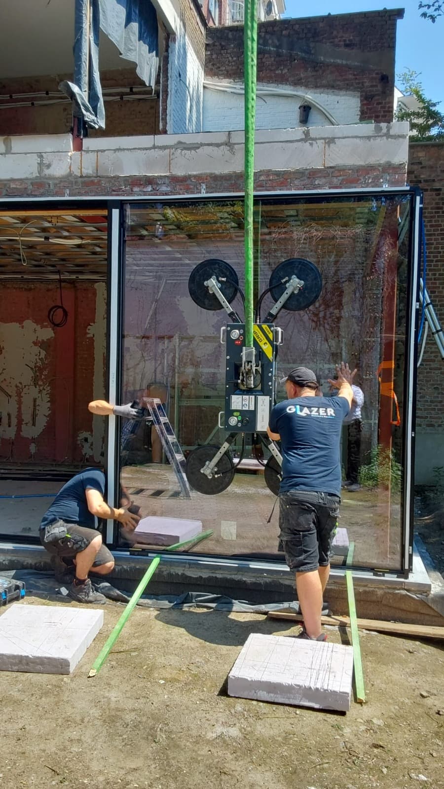 L'équipe de Glazer installe une grande paroi vitrée